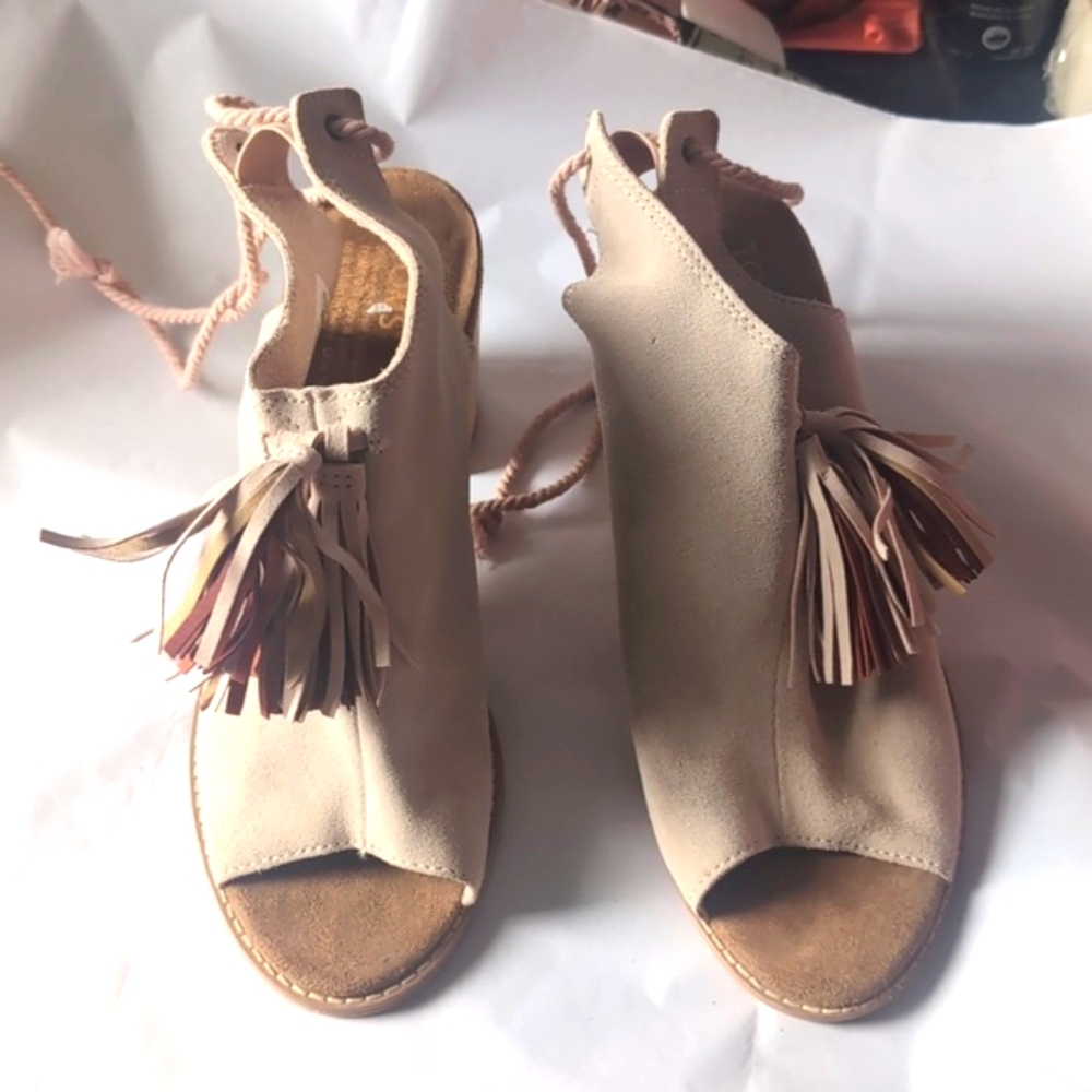 Tom's Elegant Cream Women's Sandals with Tassel Detail Size 8.5W